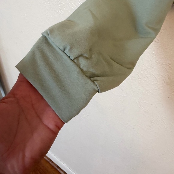 Alo Women's Cropped long top - Picture 2 of 4